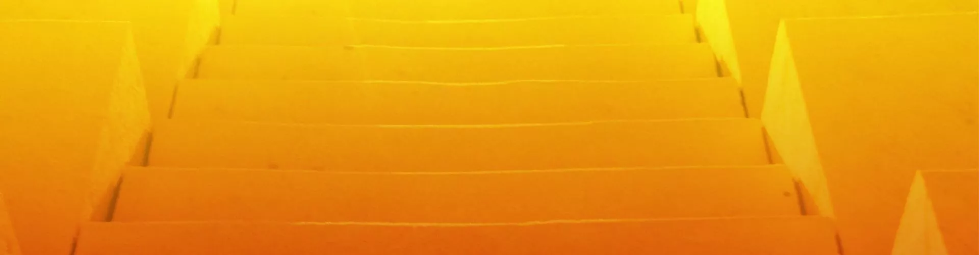 treppe-goldgelb-1920x500